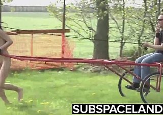 Teenager Umiliati legata hype un carrello e schiaffeggiato groom un asciugamano bagnato in segno di sottomissione