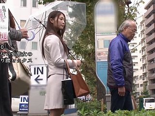 Te wielkie japońskie dziarski cycki są uderzająco sexy
