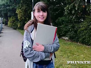 Brunette lubrifiante Babe Luna rival fait l'amour avec son tuteur