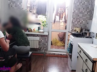 ذهب الزوج بعيدا وزوجته مارس الجنس من قبل أفضل صديق له