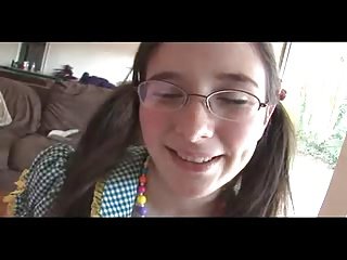 menina Nerdy com on target bowels e mamilos fodido
