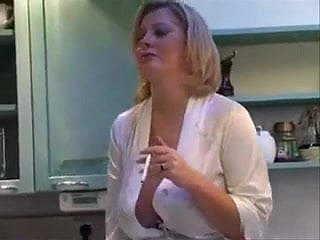 menakjubkan ibu tiriku di dapur