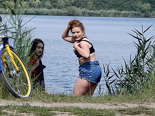 Meisjes kijken naar een naakte defy